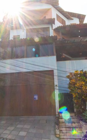 Casa de condomínio à venda com 420m², 4 quartos e 3 vagas Casa de condomínio à venda com 420m², 4 quartos e 3 vagasFachada