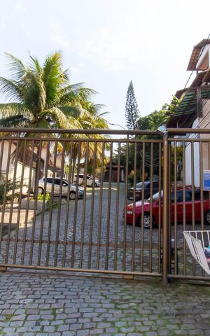 Casa de condomínio à venda com 420m², 4 quartos e 3 vagas Casa de condomínio à venda com 420m², 4 quartos e 3 vagasFachada