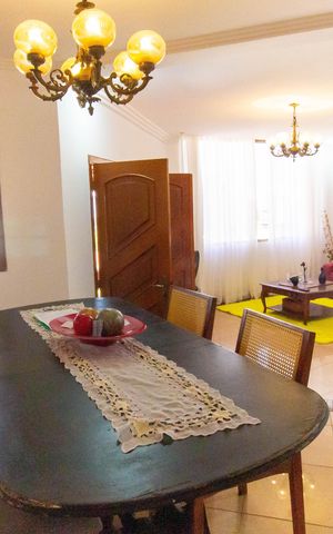 Casa de condomínio à venda com 420m², 4 quartos e 3 vagas Casa de condomínio à venda com 420m², 4 quartos e 3 vagasSala