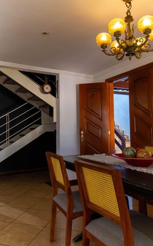 Casa de condomínio à venda com 420m², 4 quartos e 3 vagas Casa de condomínio à venda com 420m², 4 quartos e 3 vagasSala