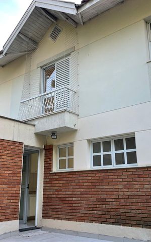 Casa de condomínio para alugar com 180m², 3 quartos e 2 vagas Casa de condomínio para alugar com 180m², 3 quartos e 2 vagasFachada