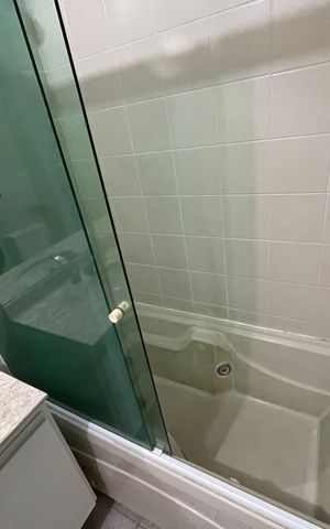 Casa de condomínio para alugar com 180m², 3 quartos e 2 vagas Casa de condomínio para alugar com 180m², 3 quartos e 2 vagasBanheiro da Suíte 1