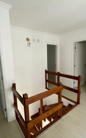 Casa de condomínio para alugar com 180m², 3 quartos e 2 vagas Casa de condomínio para alugar com 180m², 3 quartos e 2 vagasEscada