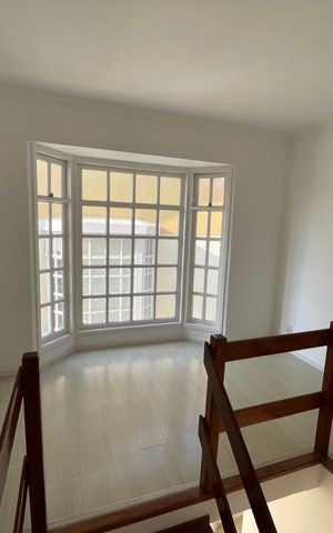 Casa de condomínio para alugar com 180m², 3 quartos e 2 vagas Casa de condomínio para alugar com 180m², 3 quartos e 2 vagasEscada