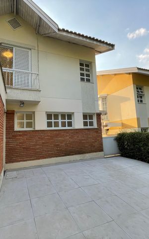 Casa de condomínio para alugar com 180m², 3 quartos e 2 vagas Casa de condomínio para alugar com 180m², 3 quartos e 2 vagasFachada