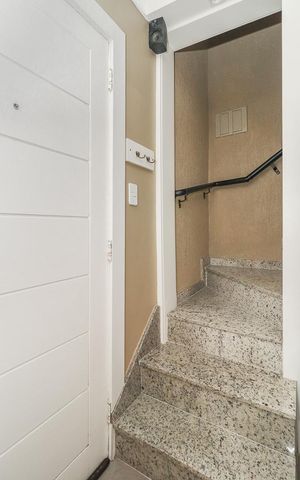 Casa à venda com 150m², 4 quartos e 1 vagaEscada acesso quartos