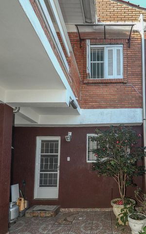 Casa à venda com 150m², 4 quartos e 1 vagaFundos