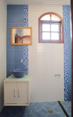 Casa à venda com 300m², 8 quartos e 9 vagasBanheiro da Suíte 4 e 5