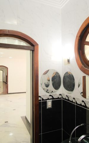 Casa à venda com 300m², 8 quartos e 9 vagasBanheiro da Suíte 1