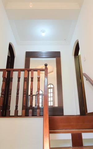 Casa à venda com 300m², 8 quartos e 9 vagasEscada