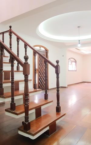 Casa à venda com 300m², 8 quartos e 9 vagasEscada