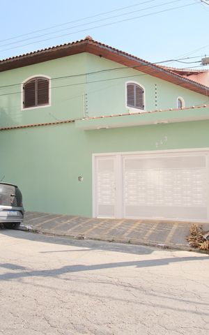 Casa à venda com 300m², 8 quartos e 9 vagasFachada