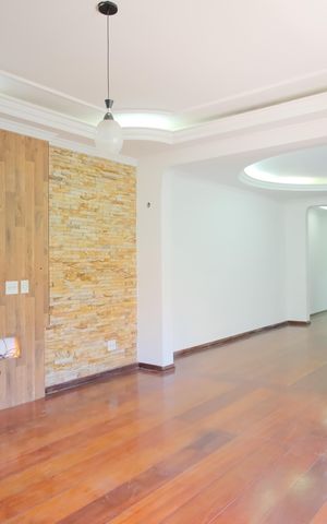 Casa à venda com 300m², 8 quartos e 9 vagasSala