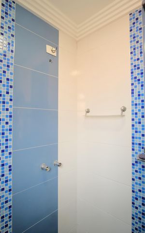 Casa à venda com 300m², 8 quartos e 9 vagasBanheiro da Suíte 4 e 5