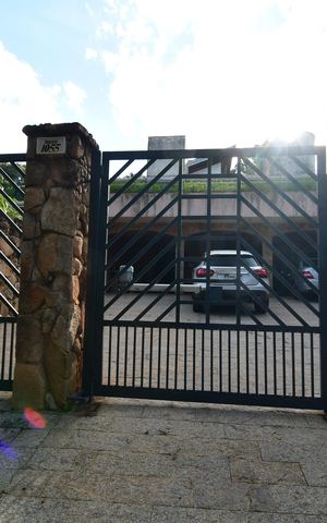 Casa de condomínio à venda com 850m², 4 quartos e 6 vagasFachada