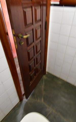 Casa de condomínio à venda com 850m², 4 quartos e 6 vagasBanheiro de serviço