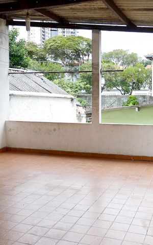 Casa à venda com 576m², 6 quartos e 1 vaga Casa à venda com 576m², 6 quartos e 1 vagaÁrea comum