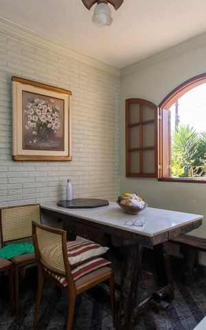 Casa à venda com 300m², 4 quartos e 3 vagas Casa à venda com 300m², 4 quartos e 3 vagasCopa
