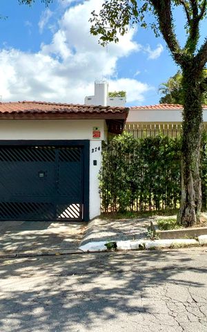 Casa à venda com 400m², 4 quartos e 2 vagas Casa à venda com 400m², 4 quartos e 2 vagasFachada