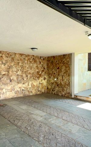 Casa à venda com 400m², 4 quartos e 2 vagas Casa à venda com 400m², 4 quartos e 2 vagasGaragem