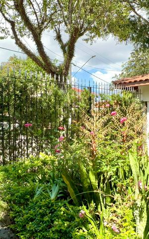 Casa à venda com 400m², 4 quartos e 2 vagas Casa à venda com 400m², 4 quartos e 2 vagasÁrea comum