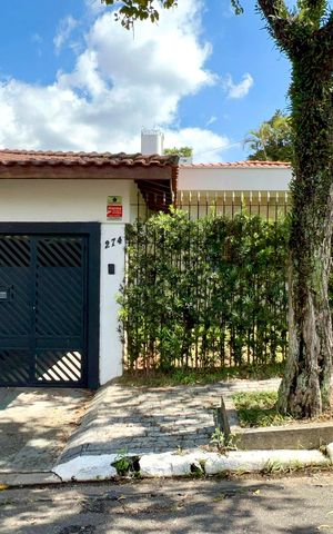Casa à venda com 400m², 4 quartos e 2 vagas Casa à venda com 400m², 4 quartos e 2 vagasFachada