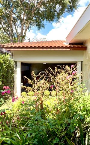 Casa à venda com 400m², 4 quartos e 2 vagas Casa à venda com 400m², 4 quartos e 2 vagasÁrea comum