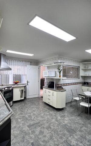 Casa de condomínio para alugar com 387m², 6 quartos e 2 vagas Casa de condomínio para alugar com 387m², 6 quartos e 2 vagasCozinha