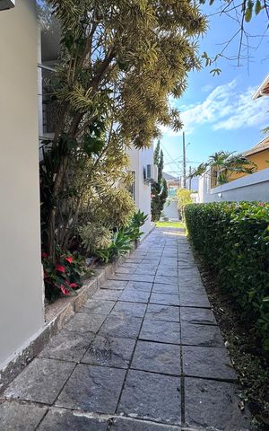 Casa de condomínio para alugar com 387m², 6 quartos e 2 vagas Casa de condomínio para alugar com 387m², 6 quartos e 2 vagasÁrea externa