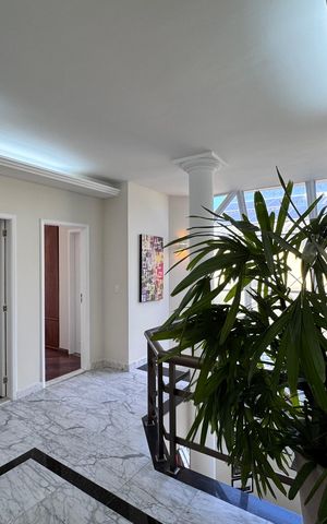 Casa de condomínio para alugar com 387m², 6 quartos e 2 vagas Casa de condomínio para alugar com 387m², 6 quartos e 2 vagasHall Dormitórios