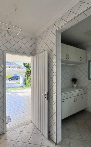 Casa de condomínio para alugar com 387m², 6 quartos e 2 vagas Casa de condomínio para alugar com 387m², 6 quartos e 2 vagasÁrea de Serviço