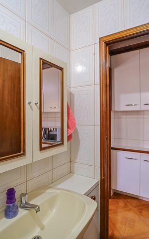 Casa à venda com 250m², 4 quartos e 1 vaga Casa à venda com 250m², 4 quartos e 1 vagaBanheiro social