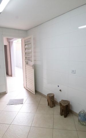 Casa à venda com 300m², 5 quartos e 3 vagas Casa à venda com 300m², 5 quartos e 3 vagasÁrea de Serviço