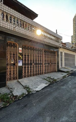 Casa para alugar com 216m², 4 quartos e 2 vagas Casa para alugar com 216m², 4 quartos e 2 vagasFachada
