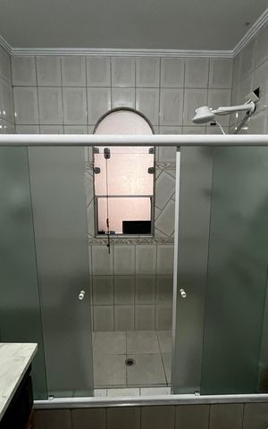 Casa para alugar com 216m², 4 quartos e 2 vagas Casa para alugar com 216m², 4 quartos e 2 vagasBanheiro da Suíte 1
