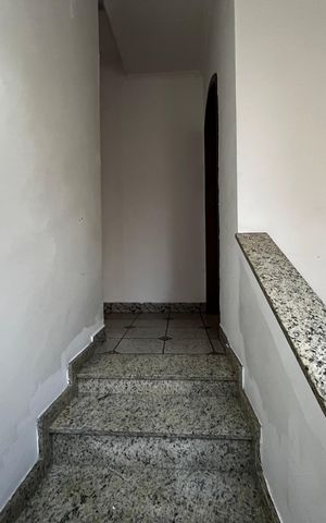 Casa para alugar com 216m², 4 quartos e 2 vagas Casa para alugar com 216m², 4 quartos e 2 vagasEscada