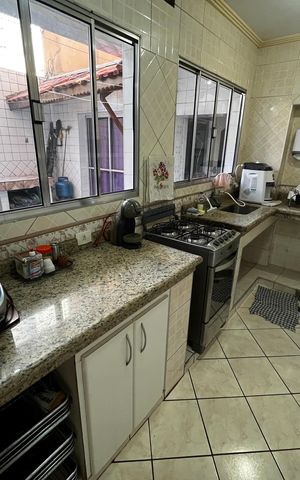 Casa para alugar com 216m², 4 quartos e 2 vagas Casa para alugar com 216m², 4 quartos e 2 vagasCozinha