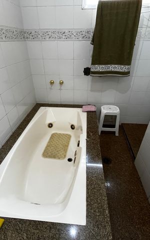 Casa para alugar com 216m², 4 quartos e 2 vagas Casa para alugar com 216m², 4 quartos e 2 vagasBanheiro da Suíte 2