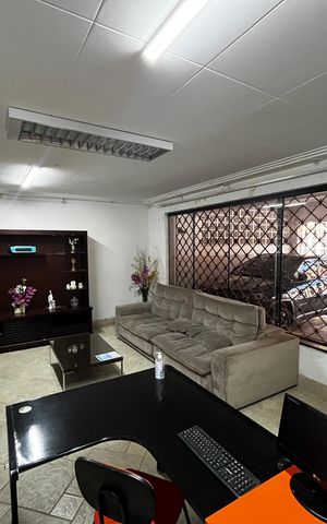 Casa para alugar com 216m², 4 quartos e 2 vagas Casa para alugar com 216m², 4 quartos e 2 vagasSala