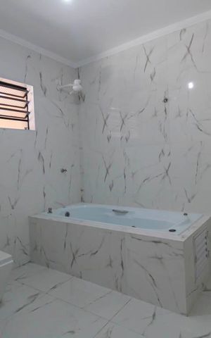 Casa à venda com 200m², 3 quartos e 4 vagas Casa à venda com 200m², 3 quartos e 4 vagasBanheiro da Suíte