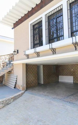 Casa à venda com 200m², 3 quartos e 4 vagas Casa à venda com 200m², 3 quartos e 4 vagasGaragem