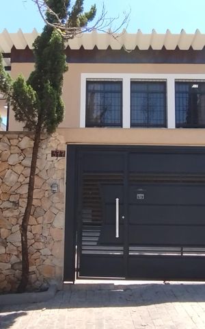 Casa à venda com 200m², 3 quartos e 4 vagas Casa à venda com 200m², 3 quartos e 4 vagasFachada