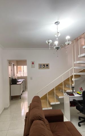 Casa à venda com 125m², 4 quartos e 2 vagas Casa à venda com 125m², 4 quartos e 2 vagasSala