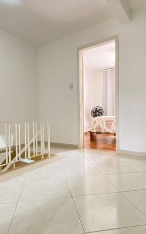 Casa à venda com 125m², 4 quartos e 2 vagas Casa à venda com 125m², 4 quartos e 2 vagasCorredor
