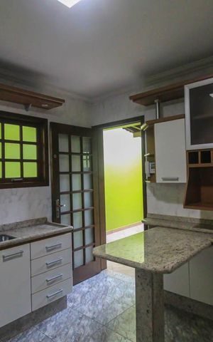 Casa à venda com 270m², 4 quartos e 6 vagas Casa à venda com 270m², 4 quartos e 6 vagasCozinha