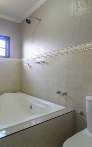 Casa à venda com 270m², 4 quartos e 6 vagas Casa à venda com 270m², 4 quartos e 6 vagasBanheiro da Suíte