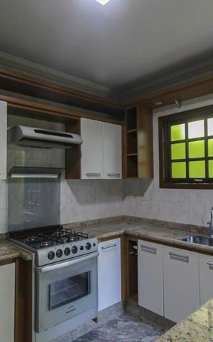 Casa à venda com 270m², 4 quartos e 6 vagas Casa à venda com 270m², 4 quartos e 6 vagasCozinha