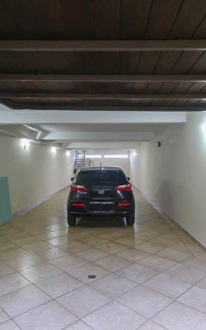 Casa à venda com 270m², 4 quartos e 6 vagas Casa à venda com 270m², 4 quartos e 6 vagasGaragem