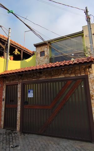 Casa à venda com 270m², 4 quartos e 6 vagas Casa à venda com 270m², 4 quartos e 6 vagasFachada + Placa