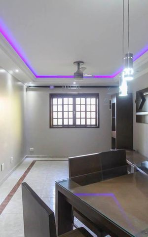 Casa à venda com 270m², 4 quartos e 6 vagas Casa à venda com 270m², 4 quartos e 6 vagasSala